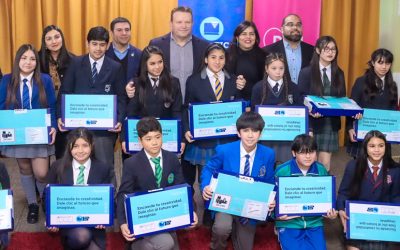 Junaeb entrega computadores a 378 alumnos de séptimo básico